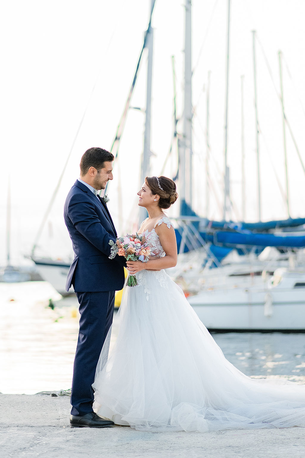 φωτογράφιση next day σε μαρίνα στην θεσσαλονίκη, the bride and groom are standing by the sea in a marina