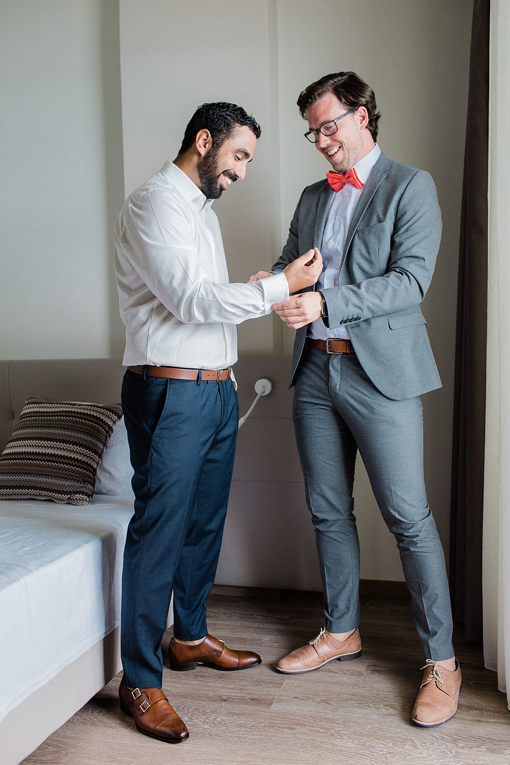 groom getting ready with his best man at hotel in halkidiki, προετοιμασία γαμπρού στην Χαλκιδική, Φωτογράφος γάμου Χαλκιδική