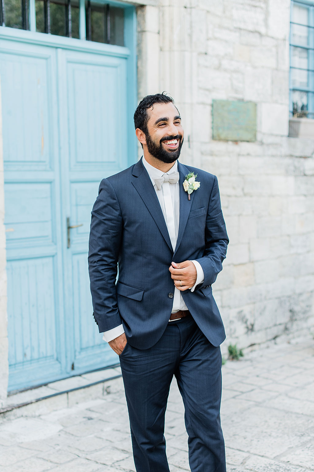 A happy groom at wedding photoshoot, Φωτογράφος γάμου Χαλκιδική