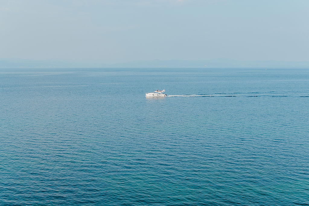 A boat in the middle of sea durin photoshoot my couple in a next day photo shooting